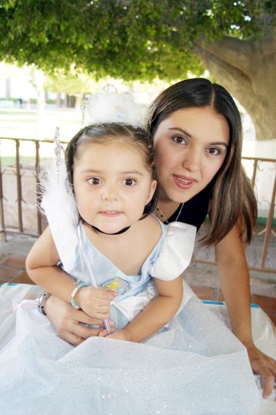 Ana Sofía Armendáriz Romero celebró su tercer cumpleaños, con una piñata que le organizó su mamá, Anayansy de Armendáriz.