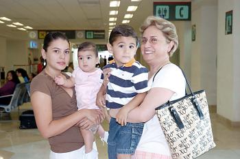 Astrid Baille, Ana María y Mauricio Villalobos y Marcela Baille, Viajaron a Cancún.