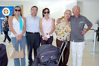 Susana López, José Refugio López, Angélica y Olga Cabelaris y José Luis Ramos, viajaron a París.