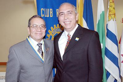 Jesús Zavala y Javier Ruiz, presidente entrante y saliente, respectivamente del Club Rotario de Torreón.