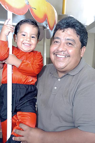 13 de julio 2005
 El pequeño Andrés Martínez Sánchez junto a su papá Juan Andrés Martínez, el día que festejó su tercer cumpleaños.