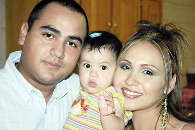 Camila Isabela Maldonado Jáuregui acompañada por sus papás, Jesús Alberto Maldonado Ruiz y Luz Elena Jáuregui de Maldonado, en la reunión que le prepararon con motivo de su cumpleaños.