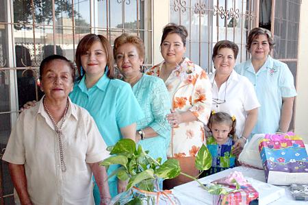 Patricia Fuentes Ruelas disfrutó de una despedida de soltera que le organizaron Graciela Rosales de Ruelas, Carolina de Ruelas, María Teresa de Ruelas y Olga de Ruelas, a la que asistieron sus familiares.