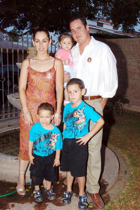 Juan Antonio Izquierdo García, con su esposa Melina e hijos Diego, Axel y Bárbara.