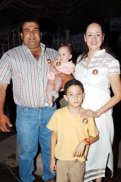 José Alan Romo y Claudia Izquierdo de Romo, con sus niños José Alan y Claudia Itzel.