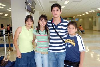 Claudia Marmolejo y Sergio, Daniel y Bárbara Valdez viajaron a Cancún.