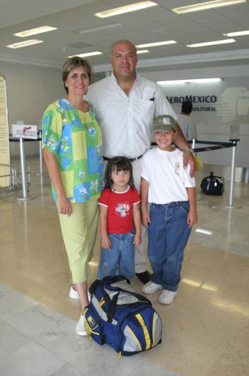 Luis Martínez Almonte y Elena de la Mora de Martínez, con sus hijos Daniel y Bárbara.