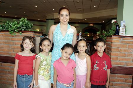 Liliana Gisela Ríos Mares acompañada de los pequeños José Miguel de Lara, Maryfer Tabares, Ana Sofía Olanzábal, Ángela Ledesma y Laura Díaz, en la despedida que le organizóaron.