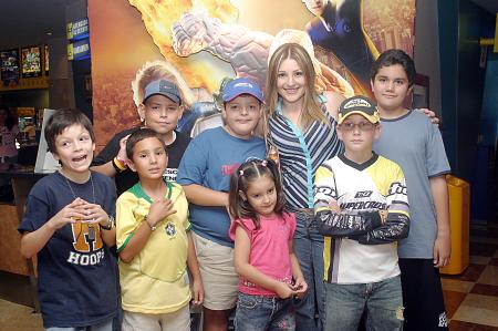 Julio Marín Paredes con su mamá Roxana de Marín, su hermana Ana Patricia Marín y sus amigos Carlos, Alejandro, Óscar, Íñigo y Nito, en su fiesta de cumpleaños.