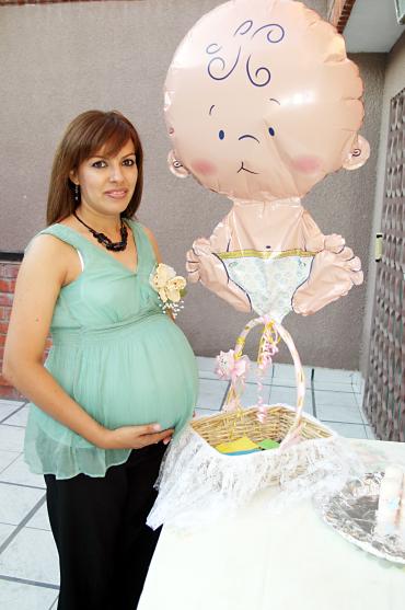 Rosy de Castañeda espera el nacimiento de su segundo bebé, que será niña, y por ello recibió lindos obsequiosen su fiesta de canstilla.