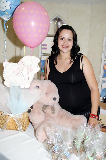 15 de julio 2005
 Brenda Pérez de Correa espera el nacimiento de su segundo bebé y por ello disfrutó de un tierno festejo de canastilla.