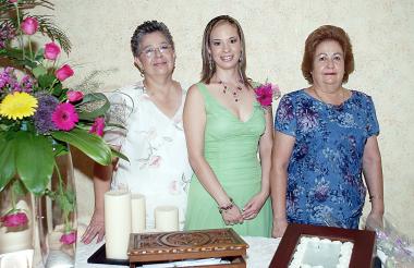 15 de julio 2005
 La futura novia acompañada por su mamá,. Guadalupe Rosas de Ledesma y por su suegra, Dolores Torres Ortiz.