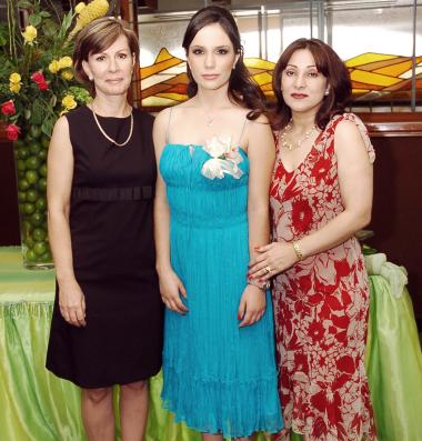 Karla María en compañía de las anfitrionas de su fiesta de despedida, Ana L. Elizondo de Corrales y Carolina Flores de Braña.