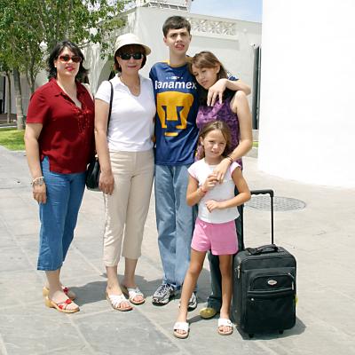 Lucy Muñoz, Jaime Birnada Muñoz, despidieron en el aeropuerto a las chihuahuenses Luz y Frida Estrada.