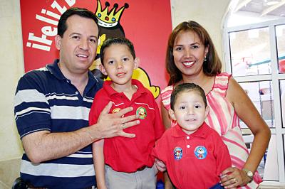 Héctor Andrés y Luis Fernando García Alanís celebraron sus respectivos cumpleaños con una divertida reunión que les organizaron sus papás, Héctor Raúl García Soto y Claudia Alanís Ramírez.