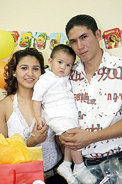 Jonathan Sebastián Ramírez Rivera junto a sus papás, María Cristina Rivera de Ramírez y Gumaro Ramírez Carrillo, en la fiesta que le ofrecieron por su primer cumpleaños.