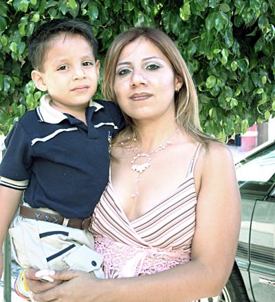 Karla Inés Rangel Domínguez y el pequeño Israel Alejandro Rivas Rangel, en reciente festejo.