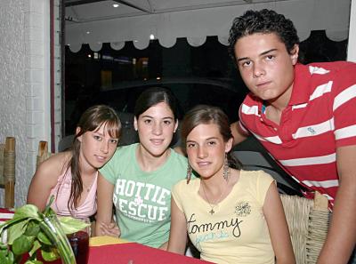 Luisa Parra, Sofía Dueñes, Paulina Martínez y Gerardo Medinaveitia.