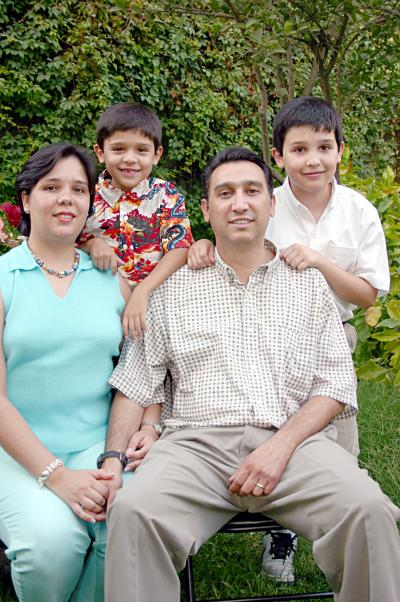 José Luis y Ana Cristina Madero, con sus hijos José Luis y Fernando Madero.