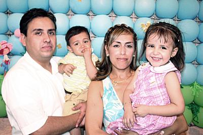 María Fernanda Herrera Violante en su fiesta de cumpleaños con sus papás, Gilberto Herrera y Sandra Violante.