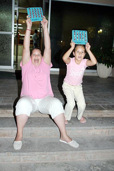 Mary José de la Cruz y fernanda Bustos, en el Bingo del Campestre de Torreón.