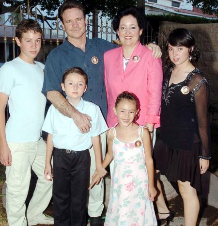 Óscar Gutiérrez del Bosque y Norma I. de Gutérrez con sus hijos Brenda, Óscar, Ángel y Stephanie en un festejo de cumpleaños.