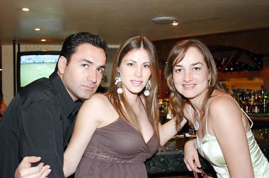 Horacio González, Ana Máynez de González y Ana Laura González .