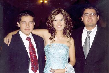 Karla Janeth Rosales Salas, el día de su graduación acompañada por sus hermanos, Miguel Ángel e Ignacio Rosales Salas.