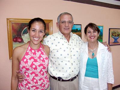 Annie Abraham, Guillermo Abraham y Elizabeth Treviño de Abraham.