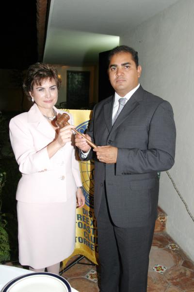 Cecilia Ramírez Hamdan, nueva presidenta del club Reeprexión, junto al presidente saliente, José Luis Triana Sosa.