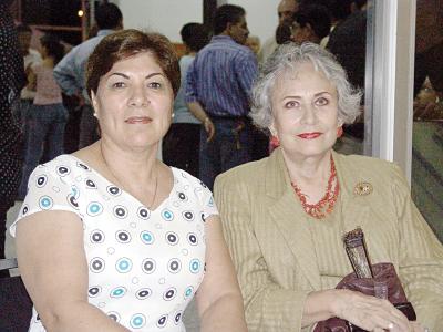 Delia González y Mary de Martínez.