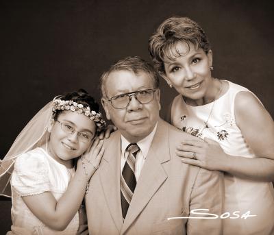 Gabriela Orozco Ruelas, en una fotografía de estudio el día de su primera comunión, acompañada por sus papás, Lic. Arturo Orozco González y Lic. Gabriela Ruelas Guevara.