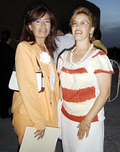 Mary Carmen Flores y Carmen Cortés.