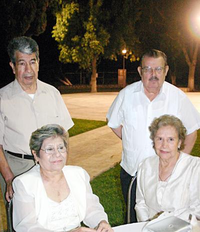 En el Campestre de Gómez Palacio, estuvieron en un festejo los señores José Ángel Rodríguez Dimas y Consuelo Pineda de Rodriguez, Gerónimo  Aguilar y Lidia de Aguilar.