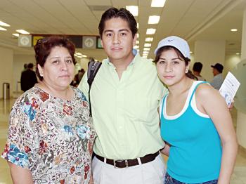 Guillermo Vitela, Jacobed y Rocío Vera, viajaron a Mazatlán.