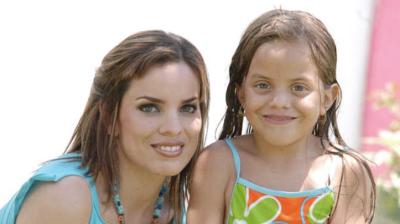 19 de julio 2005
 Paty de Mata con su sobrina Ana Sofy Lozano Acosta, en reciente festejo.