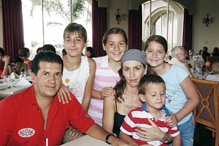 César Marcos, Vero Jaidar, Victoria, Vero, Vivi y Anuar Marcos Jaidar.