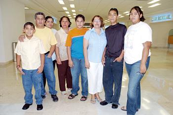 Jonás, Ana, Jonás Jr., Irma, Sarahí, Orlando y José Manuel viajaron a California y fueron despedidos por Paty Valenzuela.