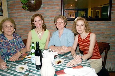 Patricia, Martha, Clarisa y María de Jesús, en una amena charla.