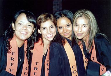 Marcela Solís, Ivonne muñoz, Luisa Reza y Cinthia Gamboa, captadas en su graduación.