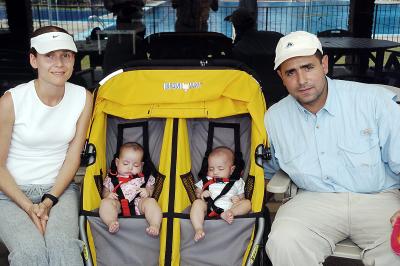 Daniel y Mayté Gutiérrez con sus bebés Damián y Tamara Gutiérrez, captados en un club .