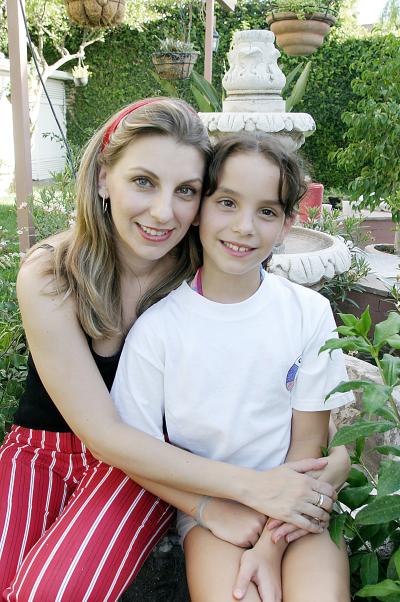 Isabela Algara Martínez con sus mamá, Astrid Martínez de Algara.