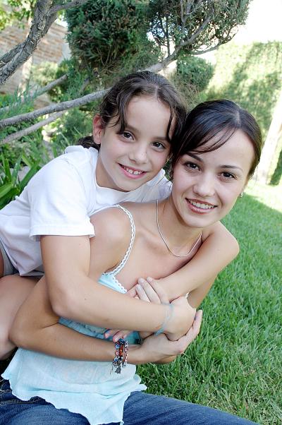 Isabela junto a su prima, Cristy Algara Allegre.