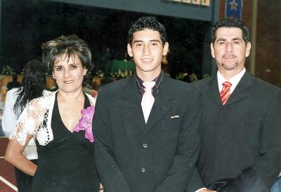 Carlos Díaz Gámez, el día de su graduación acompañado por sus papás, Carlos Díaz y Pilar Gámez de Díaz