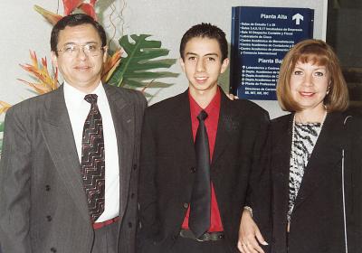 Enrique Cuan Urquizo acompañado de sus padres, Enrique y Elisa Cuan, el día de su graduación de bachillerato del Tecnológico de Monterrey Campus Laguna.