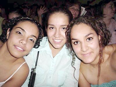 Lore Aspland, Cecy Calderón y Ale Maldonado, en el concierto de Juan Gabriel en el palenque de la Feria de Gómez.