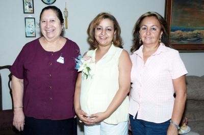 Rosario Chapa de gallardo disfrutó de una fiesta de canastilla, que le ofrecieron, sus familiares en días pasados para el bebé que espera.