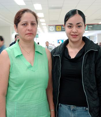 Brenda Mendoza viajó a Ciudad del Carmen, Campeche y la despdidió Gaby Núñez.