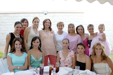 Lorena, Mary Carmen, Ana Lucía, Raquel, Marcela, Pilar, Raquel, Mónica, Malena, Yeny, Sofía, Norma y Regina asistieron  a la fiesta de canastilla de Ana Cristina Lavín de Herrera.