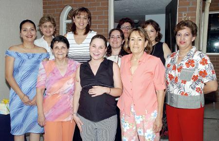 23 de julio 2005
Luisa Fernanda Ramos de Aguayo acompañada por un grupo de amigas y familiares en su fiesta de canastilla